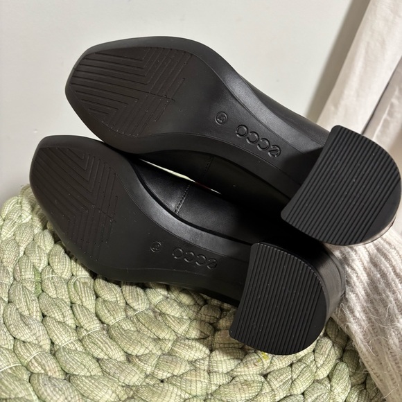 ECCO Shape 35 Squared Pump
Black Leather Block High-Heel Pumps NWOB - Picture 8 of 8